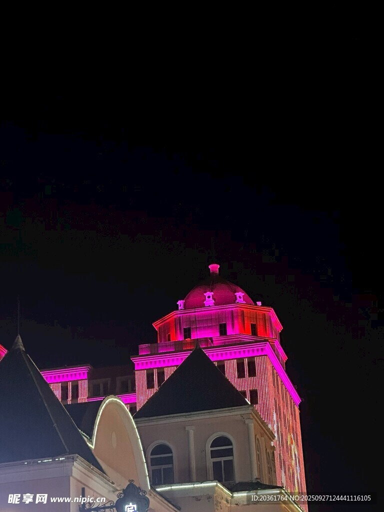 夜晚絢麗燈光下的建筑