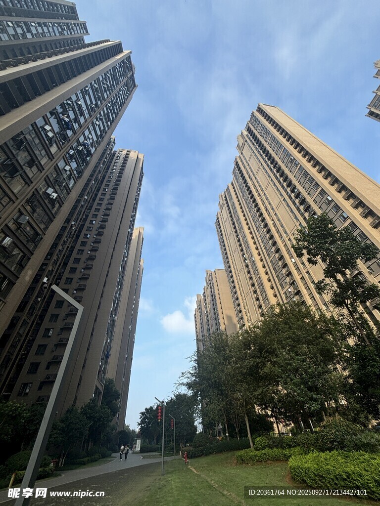 城市高樓與綠地景觀