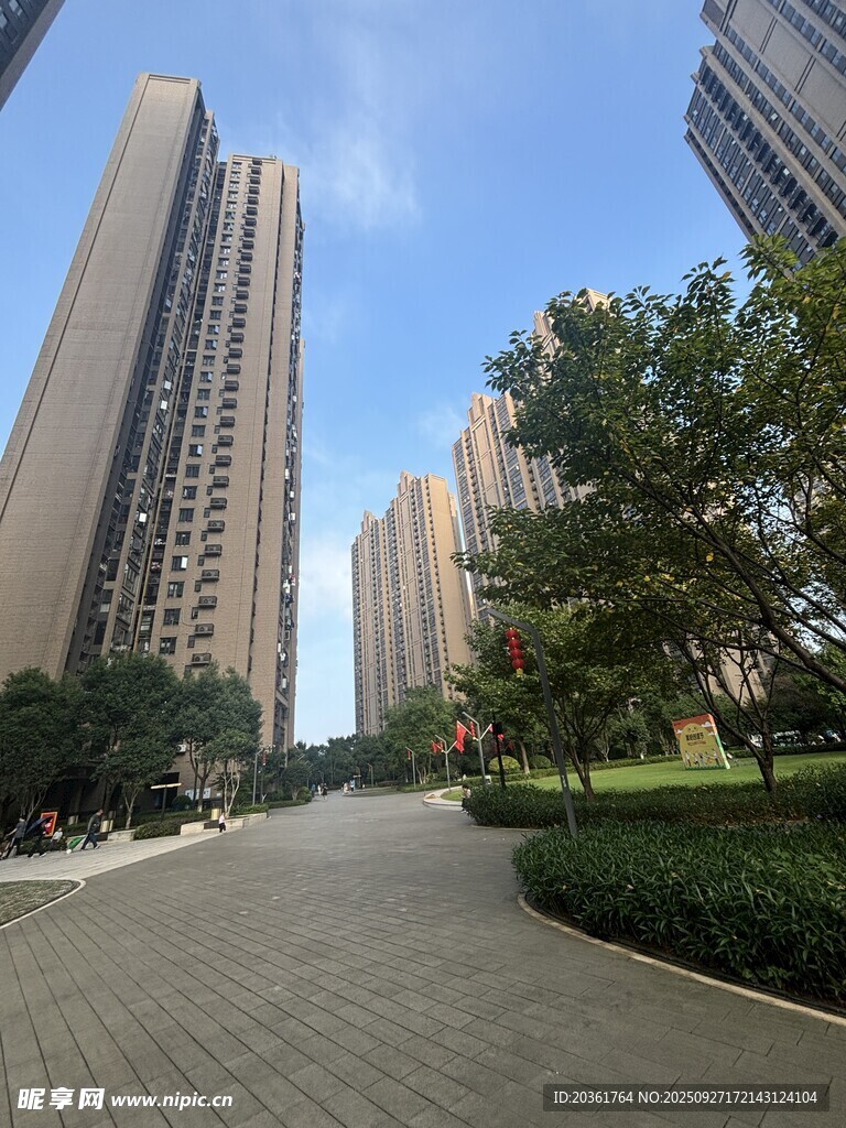 城市住宅區(qū)的寬闊步道景觀(guān)