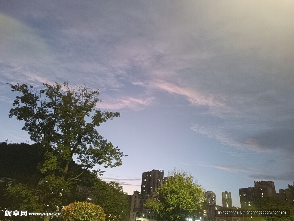 城市上空的絢麗云彩