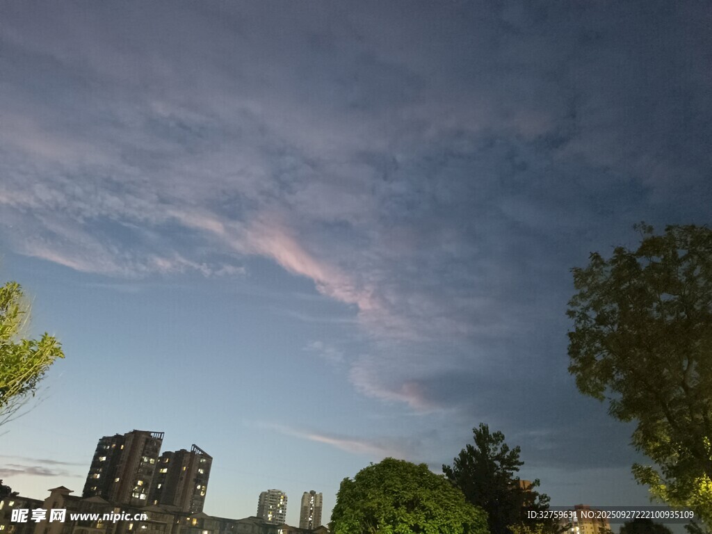 城市上空的絢麗云彩