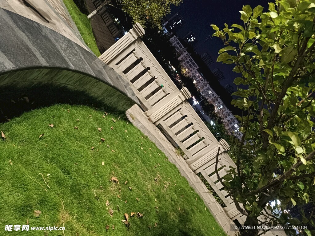 城市中草地旁的建筑景觀