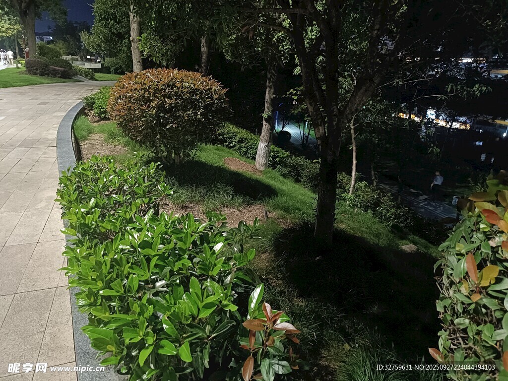 小區(qū)中的綠植景觀小道