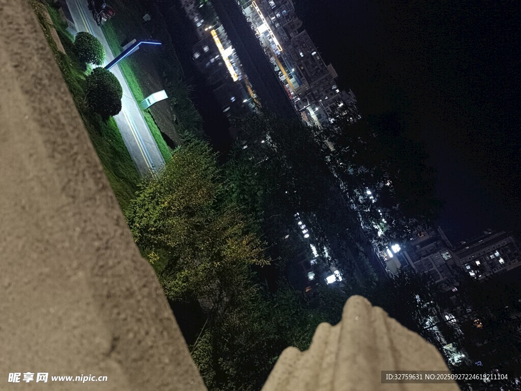 俯瞰城市璀璨夜景