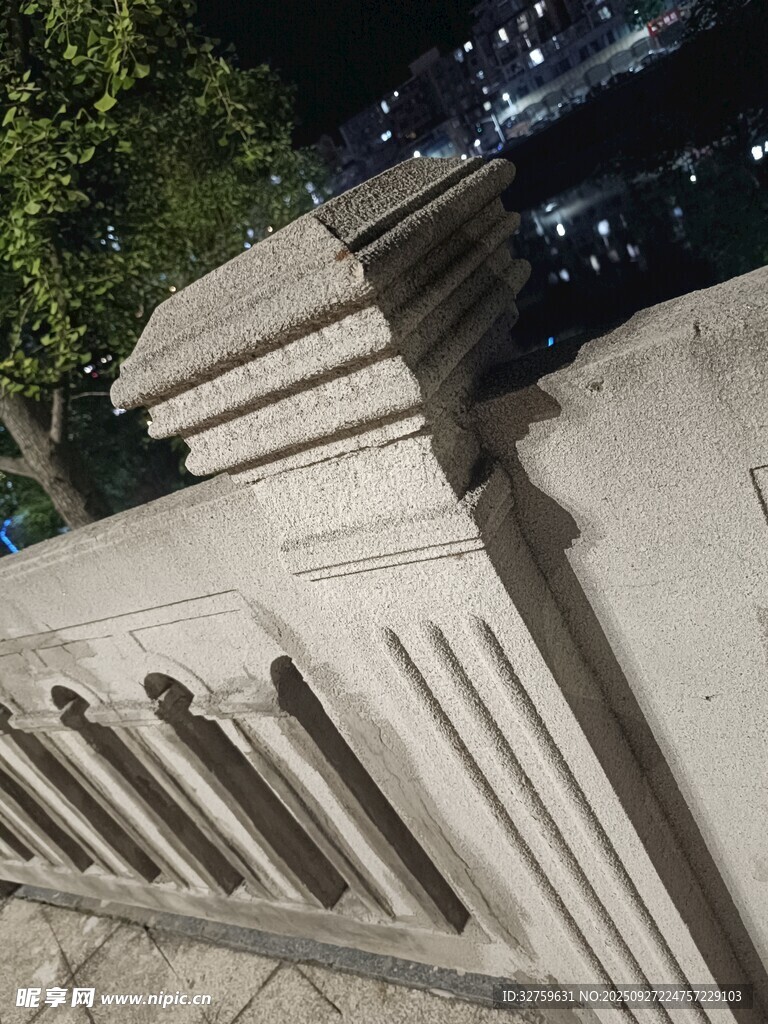 夜晚下的石質(zhì)臺階景觀