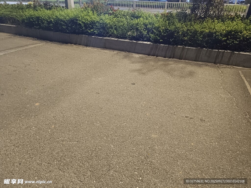 空曠停車場(chǎng)地面及綠化