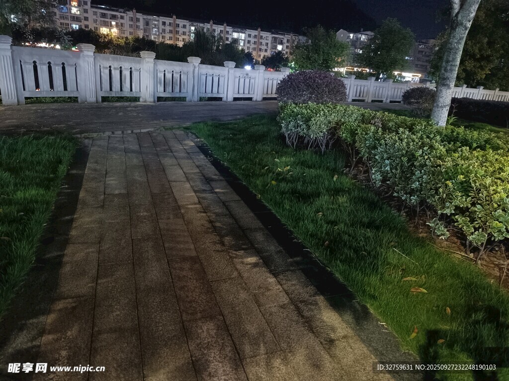 夜間庭院景觀小徑
