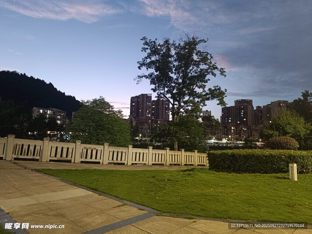 城市公園傍晚美景