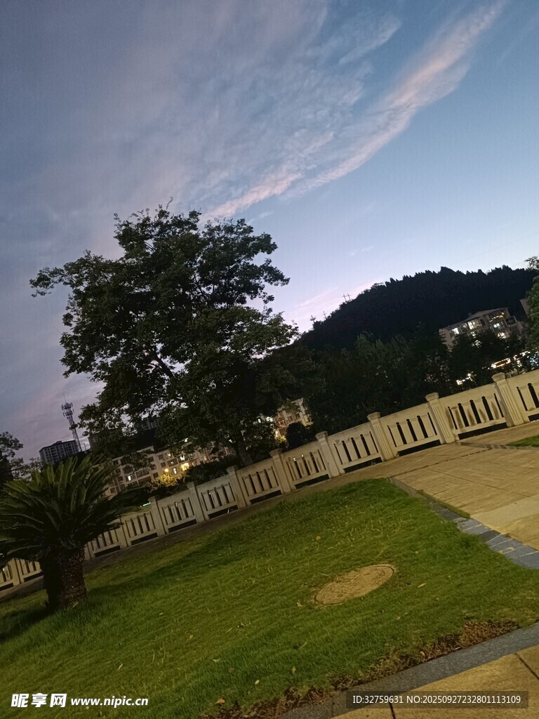 黃昏下的庭院景致