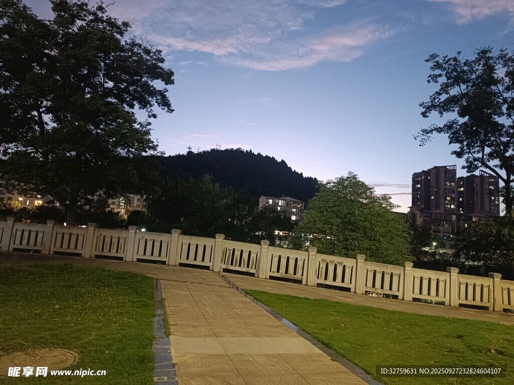 黃昏下的庭院小徑風(fēng)景