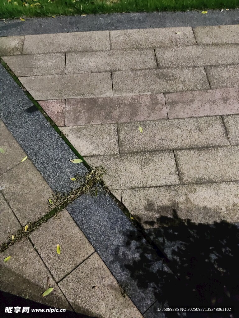 破損磚塊旁的積水場景