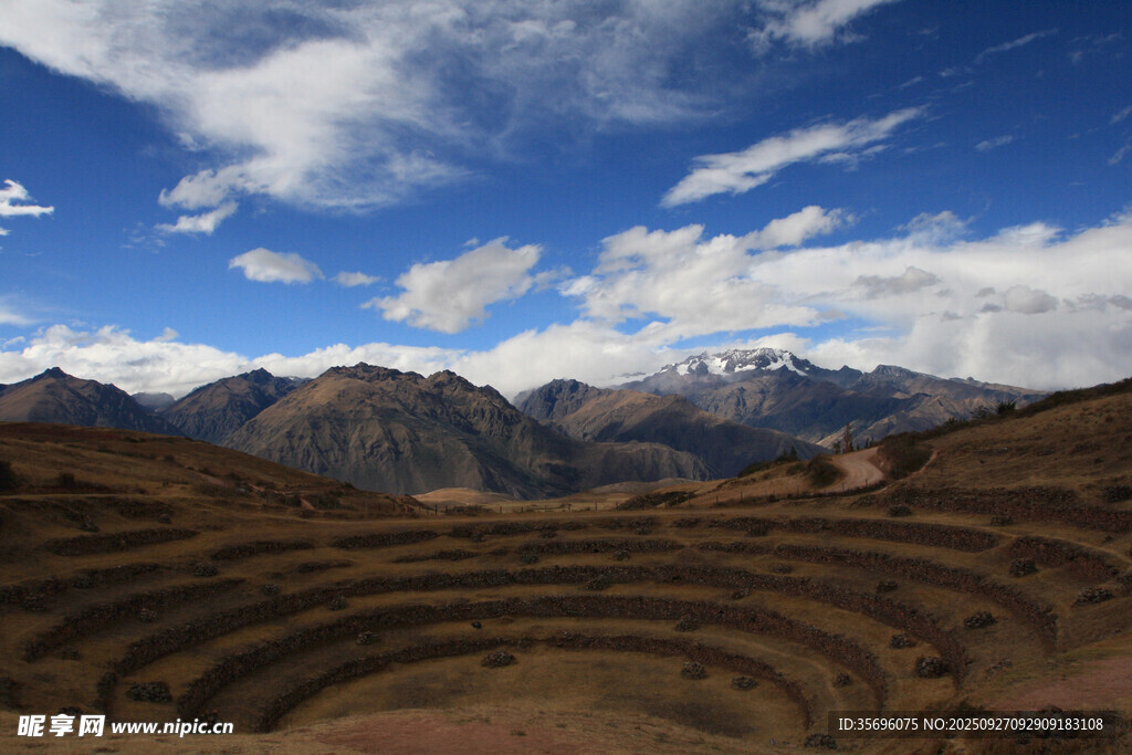 高山梯田與藍(lán)天白云美景