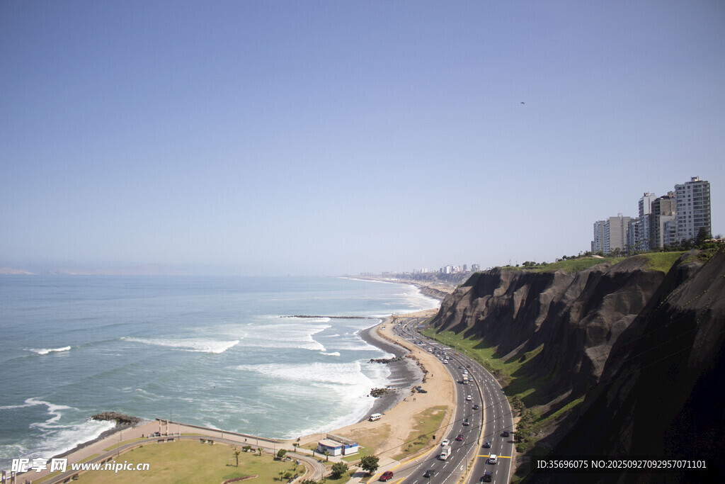 海岸公路旁的壯麗海景