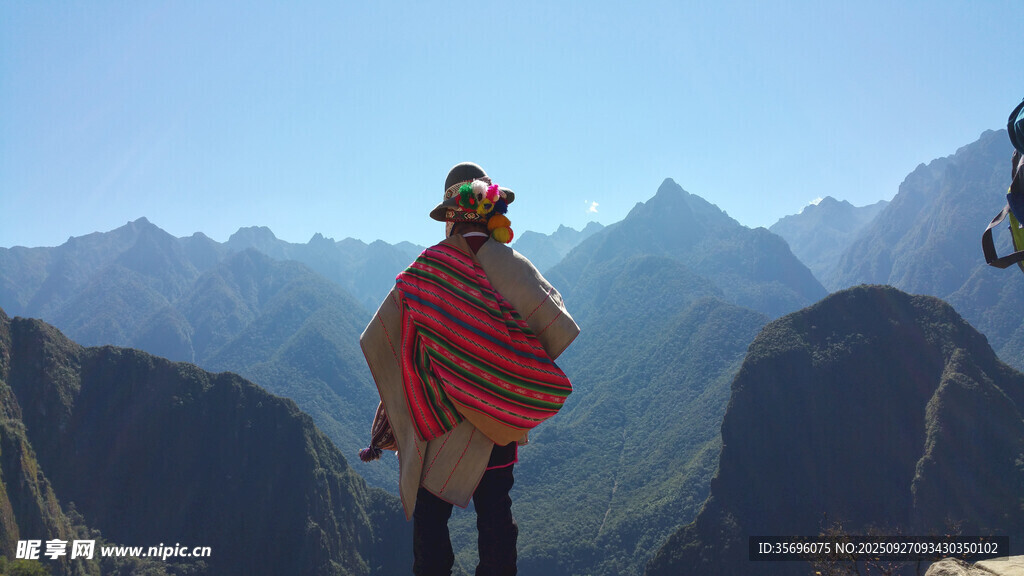 山頂情侶相擁賞壯麗山景
