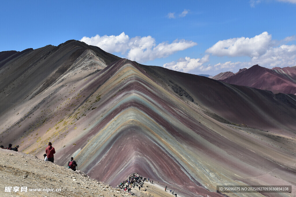 五彩斑斕的壯麗山巒景觀