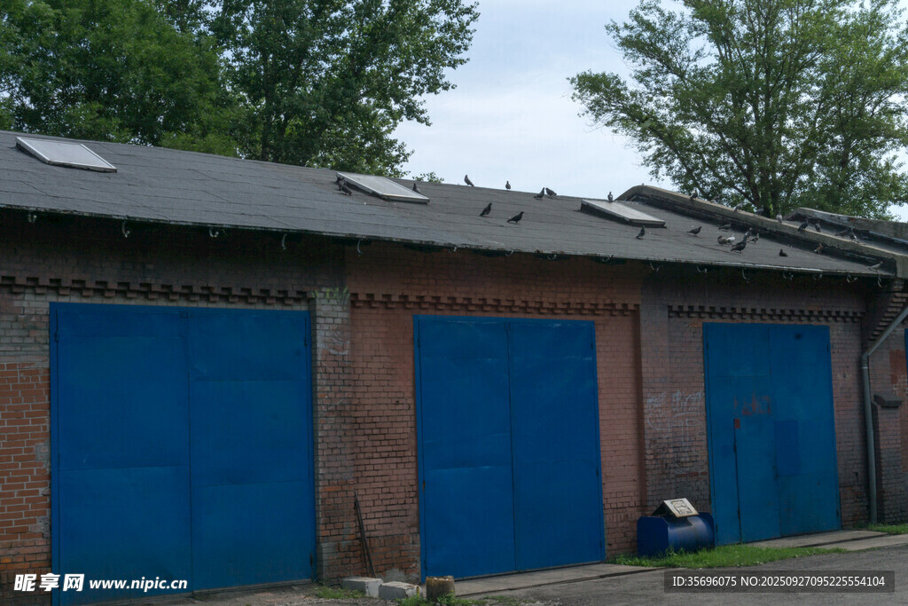 藍(lán)色大門的磚砌老舊建筑