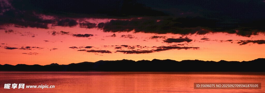 夕陽下的絢爛湖景
