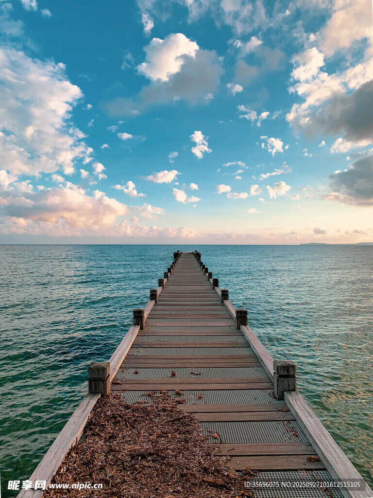 海邊木棧道伸向遼闊大海