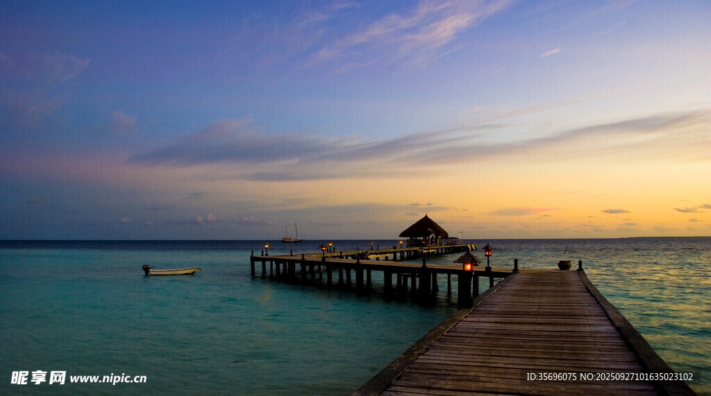 海邊日落時(shí)的棧橋美景