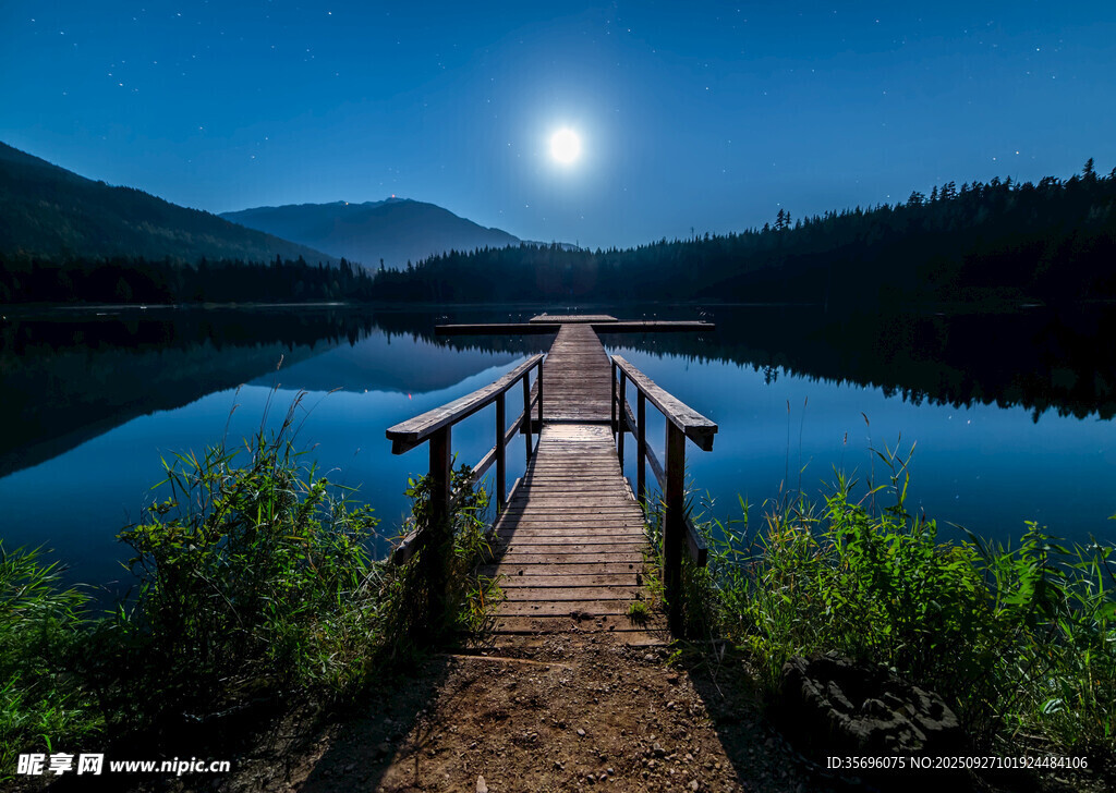 月夜湖畔木棧道美景