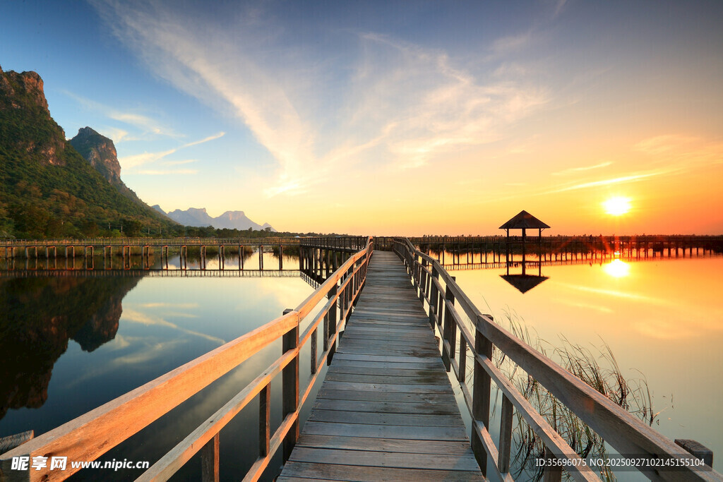 夕陽下的湖畔木橋美景