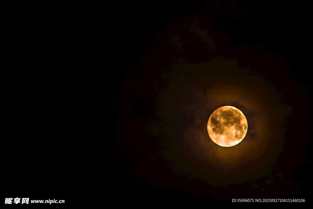夜空中的明亮滿月