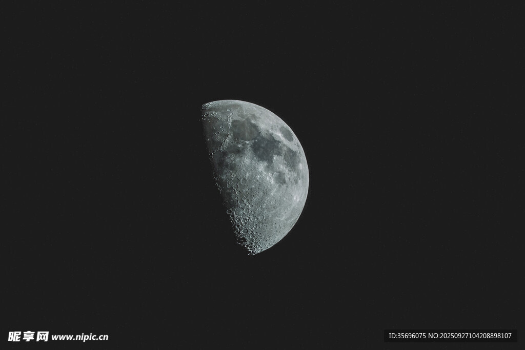 夜空中的半月