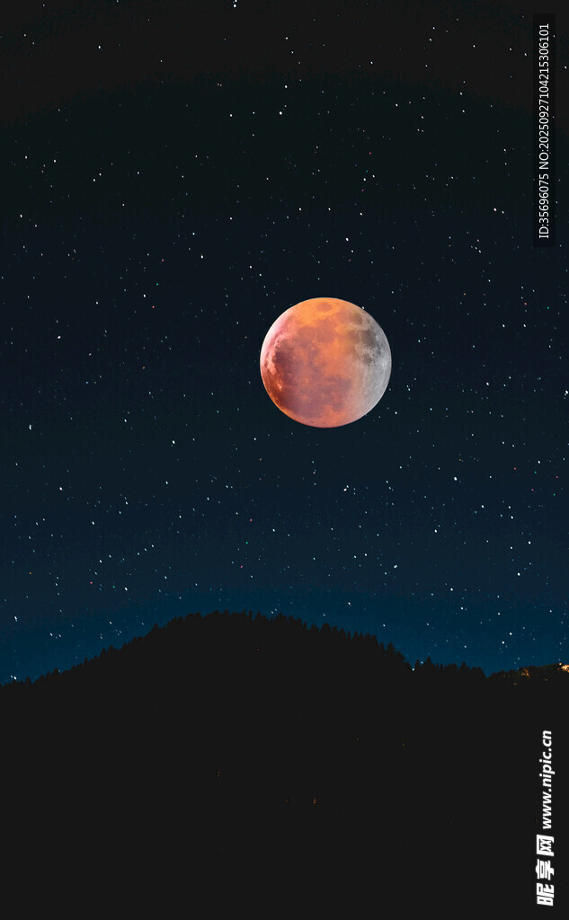 夜空下的紅月