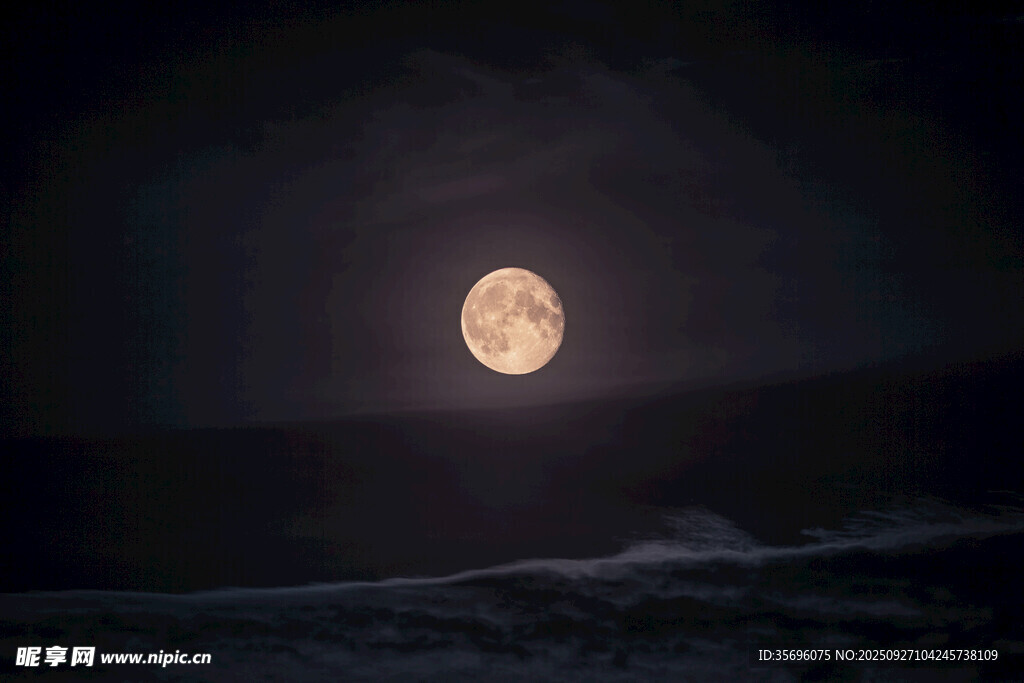 夜空中的明亮滿月
