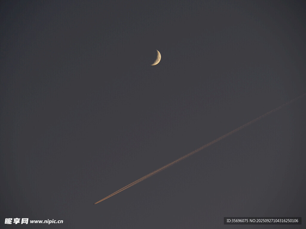 夜空中的新月與流星