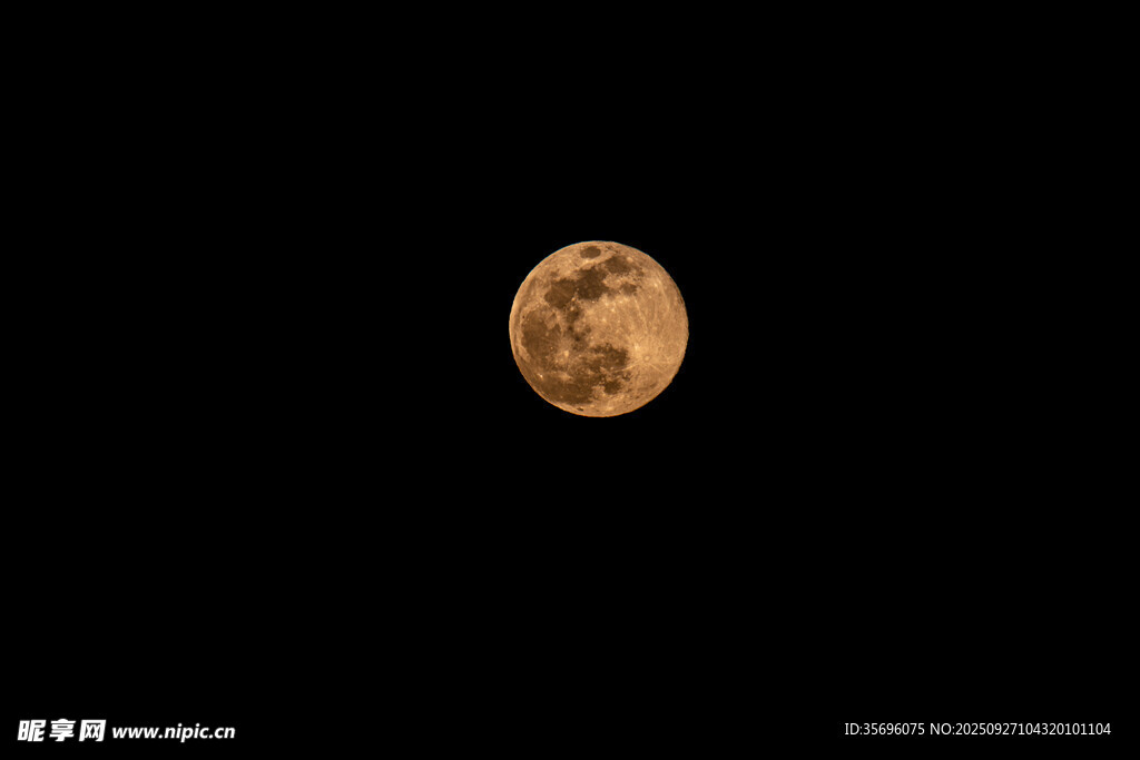 夜空中的金黃滿月