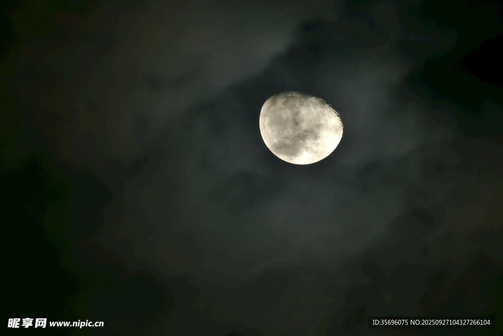 夜空中朦朧的滿月