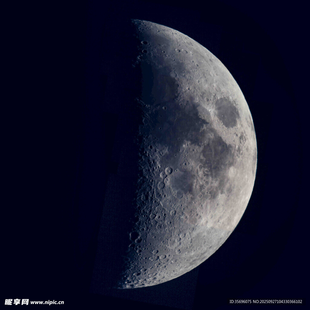 半月懸夜空
