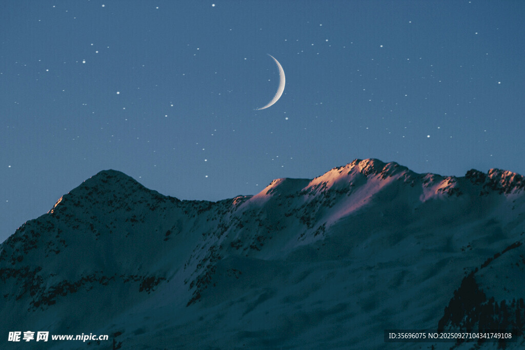 月夜下的山巒美景