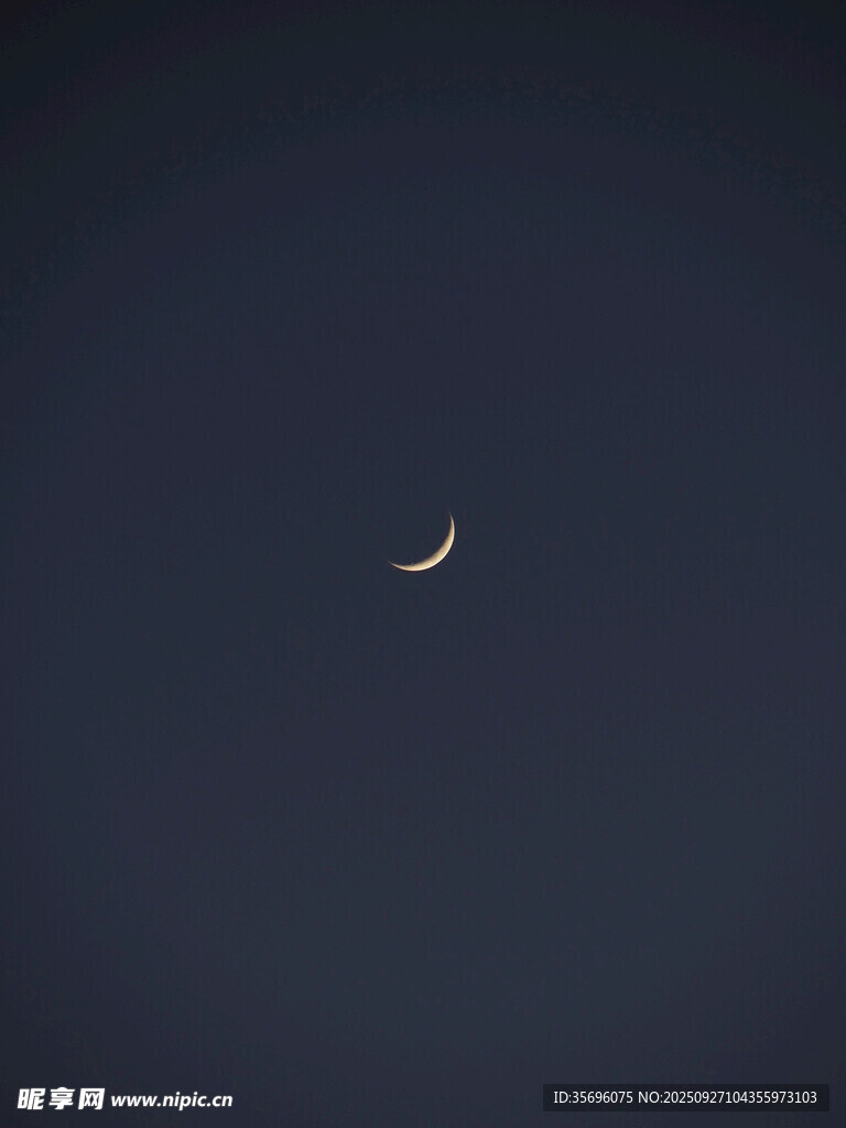 夜空中的彎彎新月