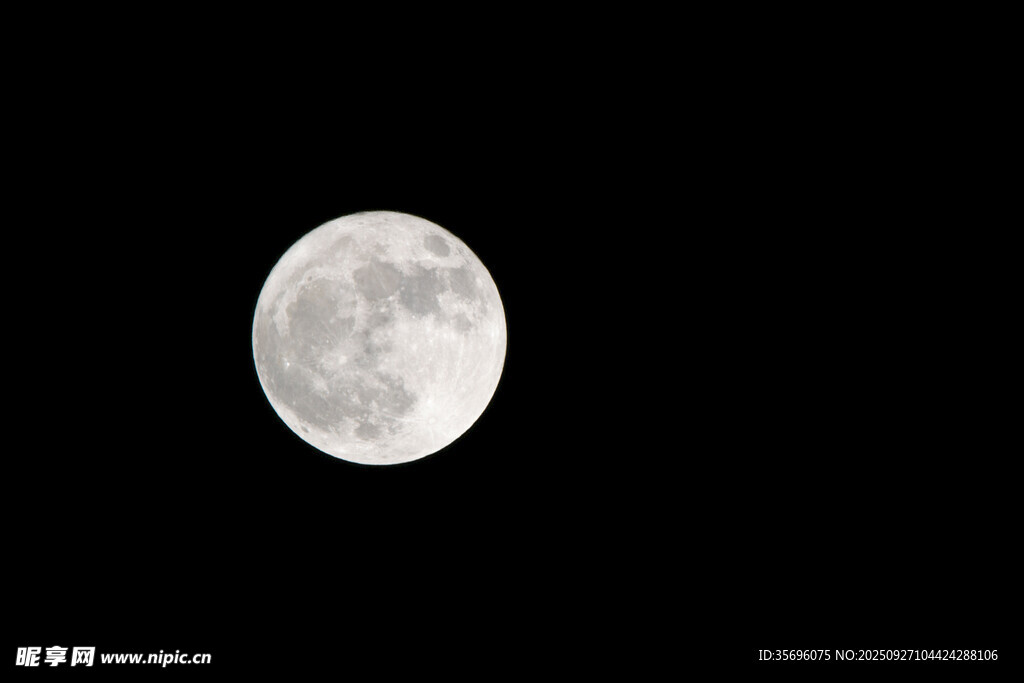 夜空中的皎潔明月