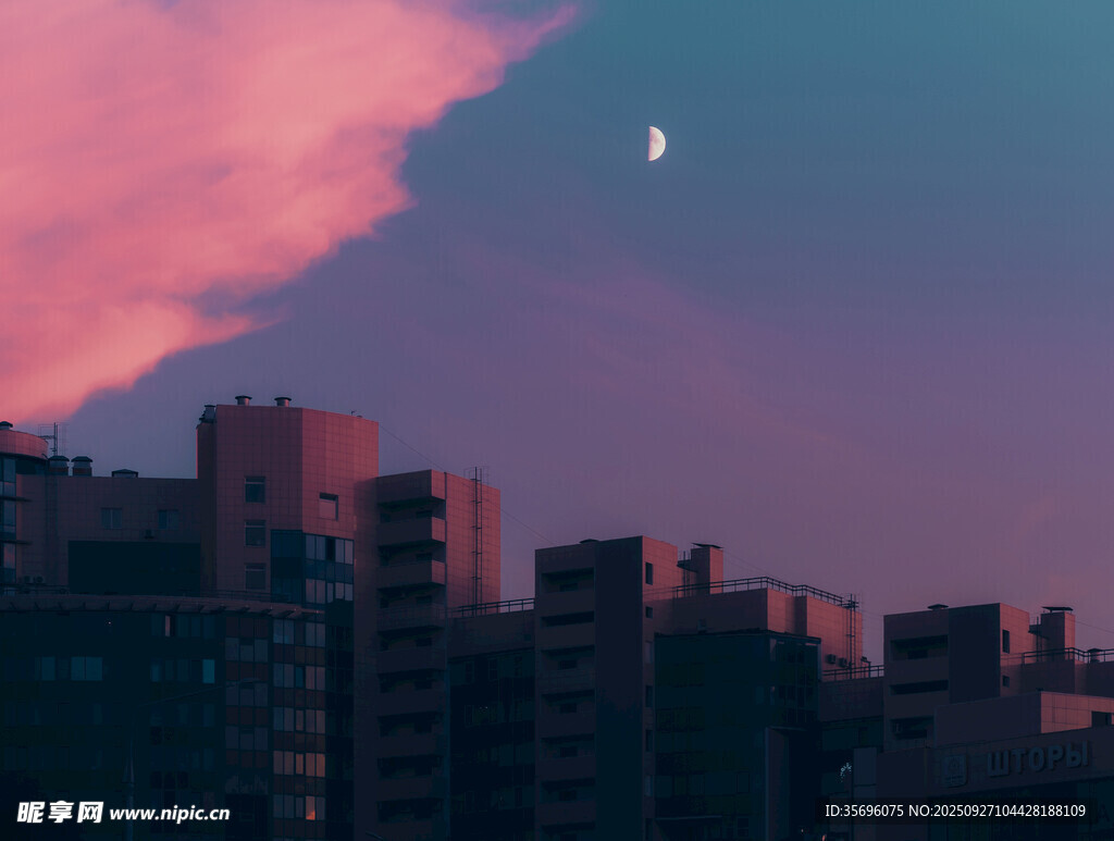 城市暮色中的彎月