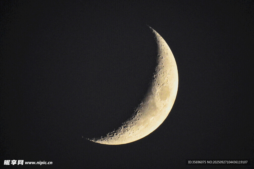 夜空中的彎彎新月