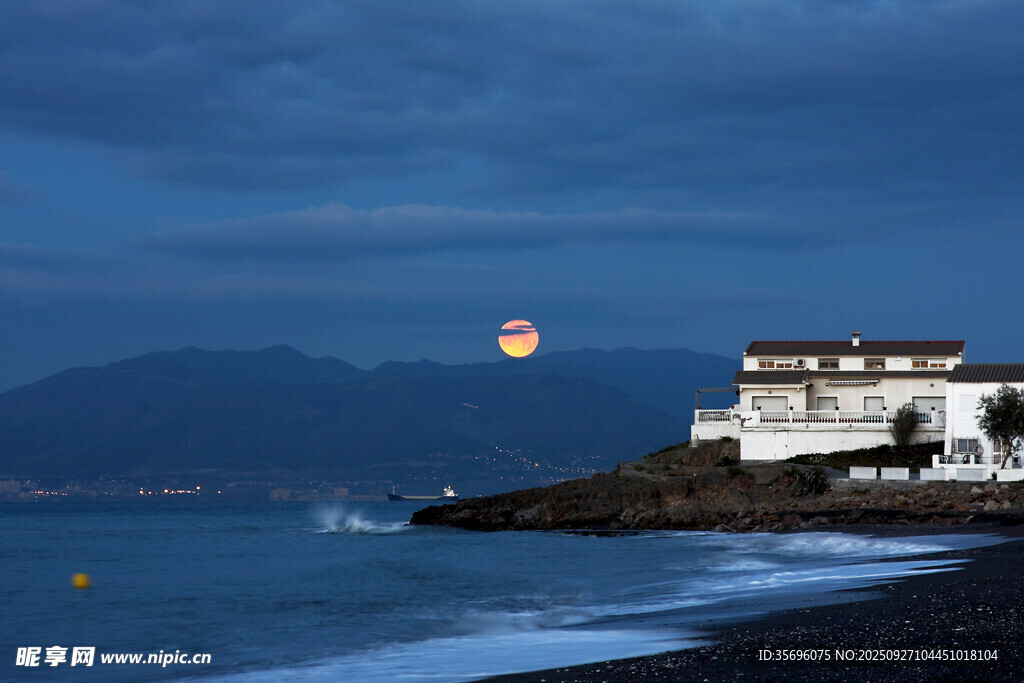 海邊暮色中的建筑與明月