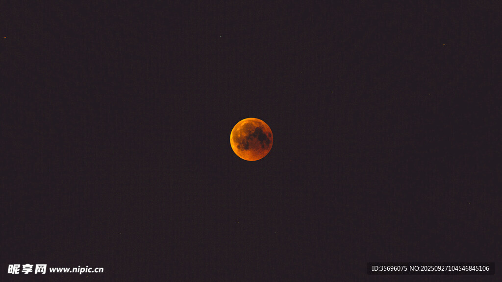 夜空中的橙紅色月亮