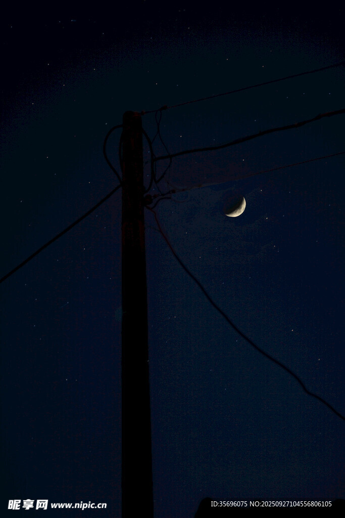 夜空下的電線桿與彎月