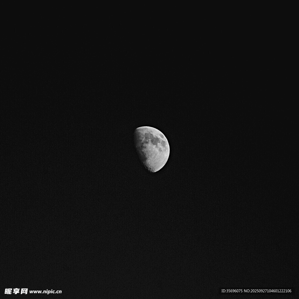 夜空中的半輪明月