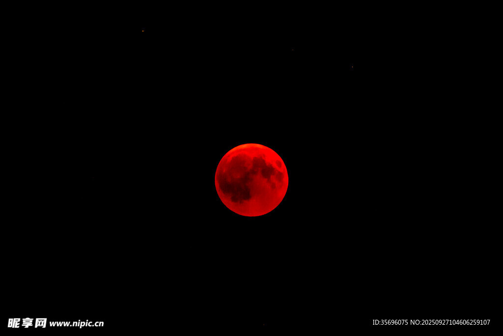 夜空中的紅色滿月