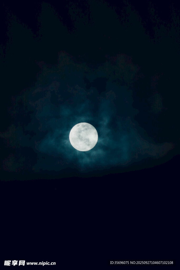 夜空中的明亮圓月