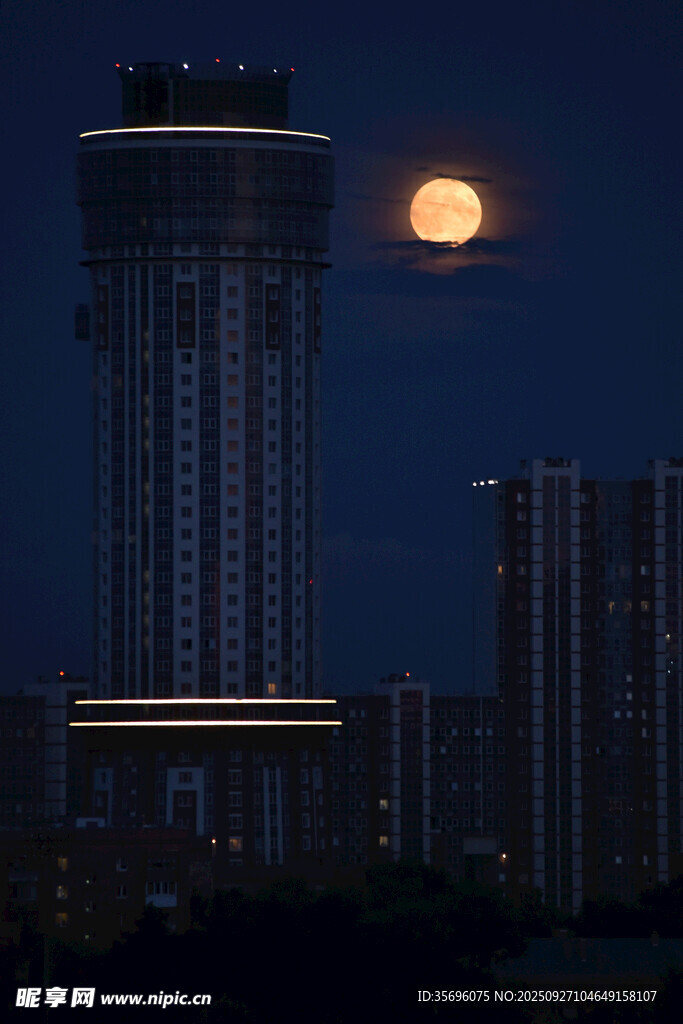城市月夜下的高樓景觀