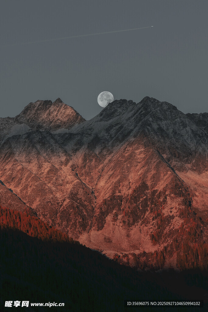 月夜下的壯麗山巒