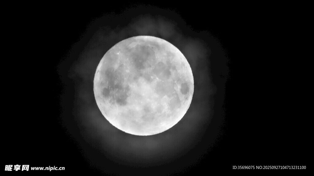 夜空中的朦朧滿月