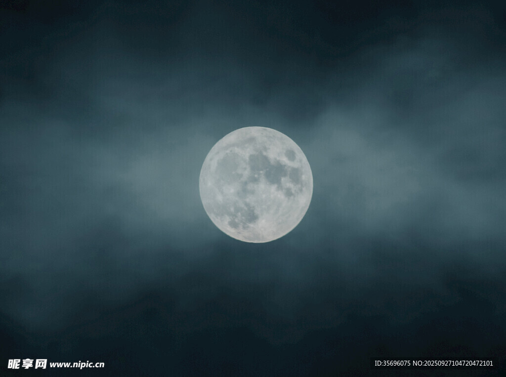 夜空中的皎潔明月