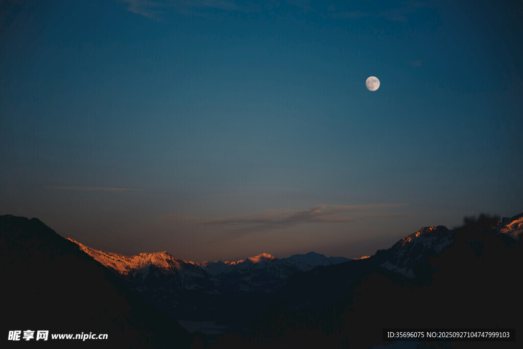 月夜下的山巒美景