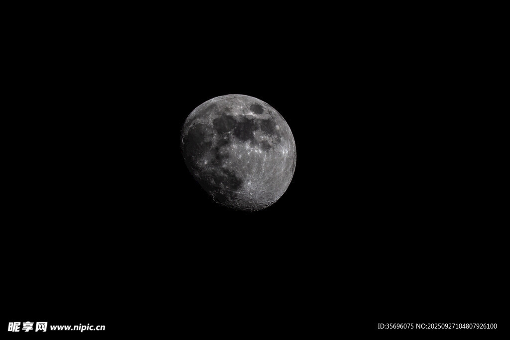 夜空中的半輪明月